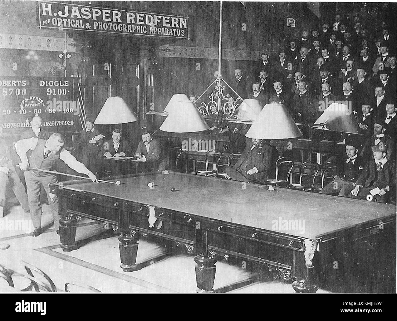 Questa immagine cattura una partita di biliardo con Spencer Diggle, mostrando il gioco competitivo e l'abilità nello sport. Noto per la sua precisione e il suo approccio strategico, Diggle è una figura riconosciuta nel biliardo professionale. Foto Stock