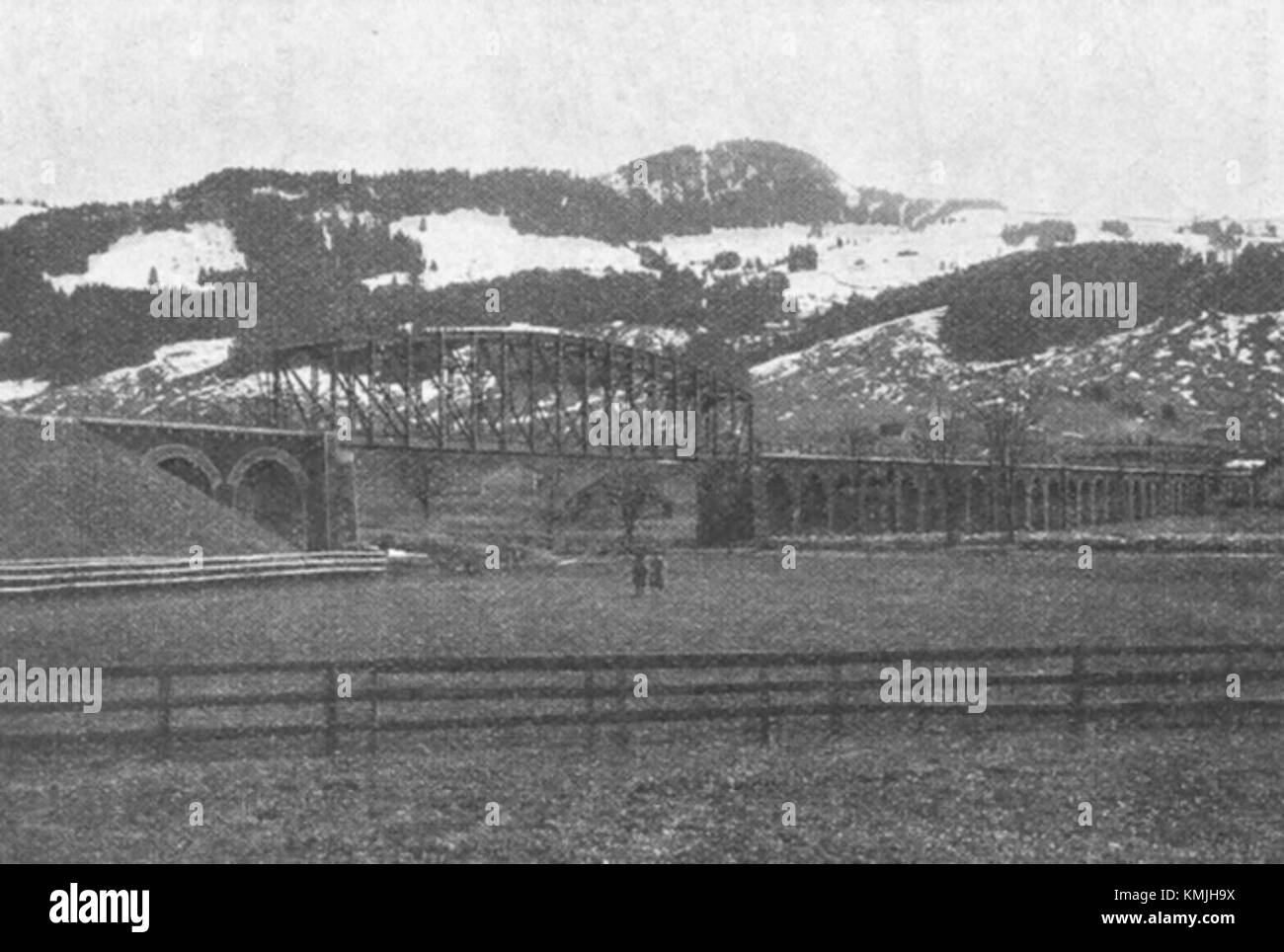 Il Sitterviadukt è uno storico viadotto ferroviario in Germania. Questa vista dal nord mette in evidenza la progettazione strutturale e l'ingegneria del ponte, che è una parte importante della rete di trasporto regionale. Foto Stock