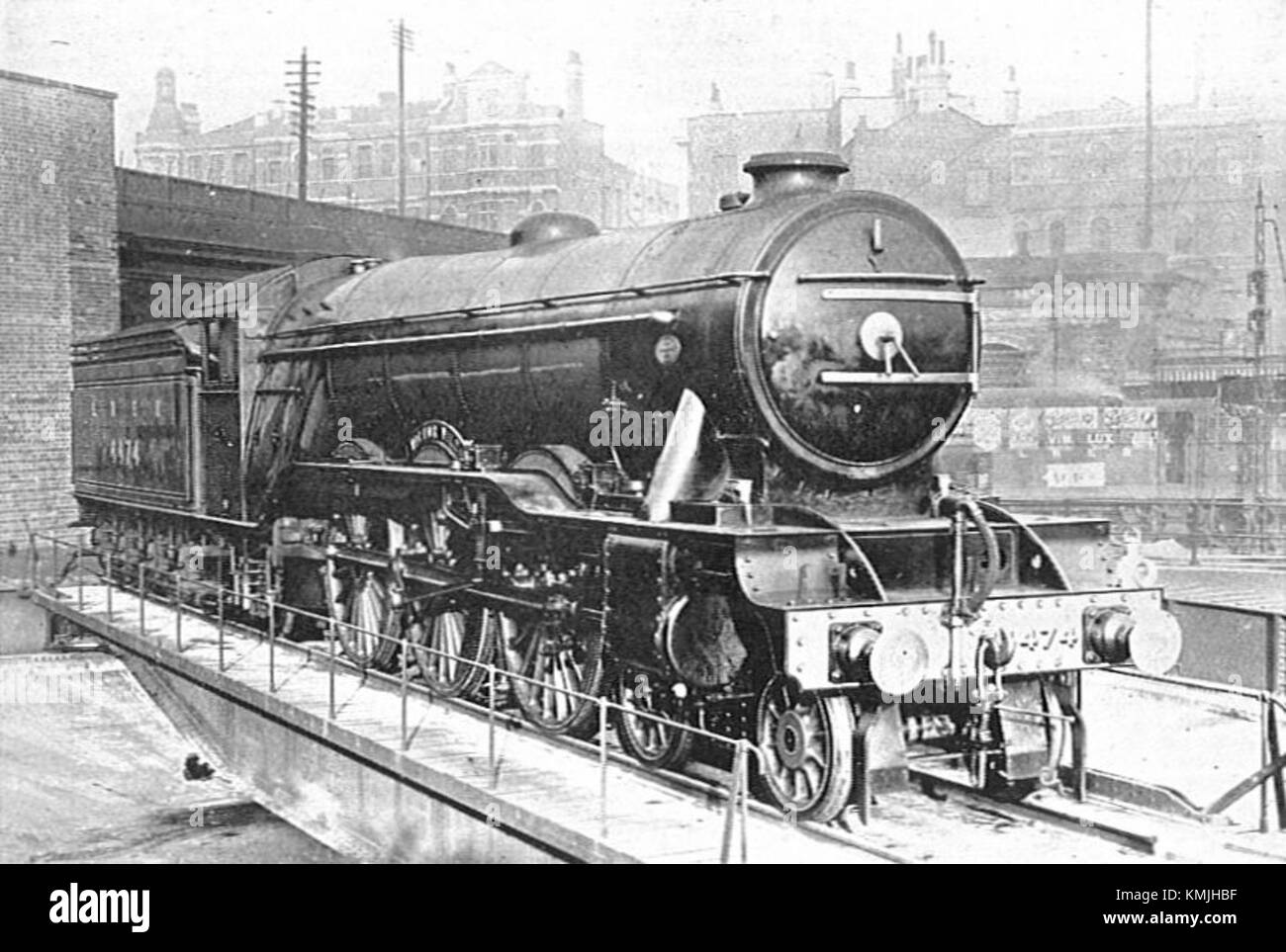 LNER Pacific 4474, raffigurato in una fotografia del 1928 di CJ Allen, si trova sul giradischi Cross Kingâ€™S. L'immagine cattura la potenza e l'eleganza della locomotiva durante l'era del vapore, evidenziando il significato del sistema ferroviario nella Gran Bretagna all'inizio del XX secolo. Foto Stock