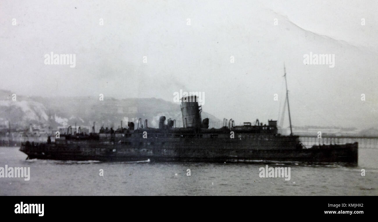 Il Ben-my-Chree, un traghetto durante la seconda guerra mondiale, è mostrato qui in servizio in tempo di guerra. Fu utilizzato per il trasporto di merci e personale durante i periodi critici della guerra. Foto Stock