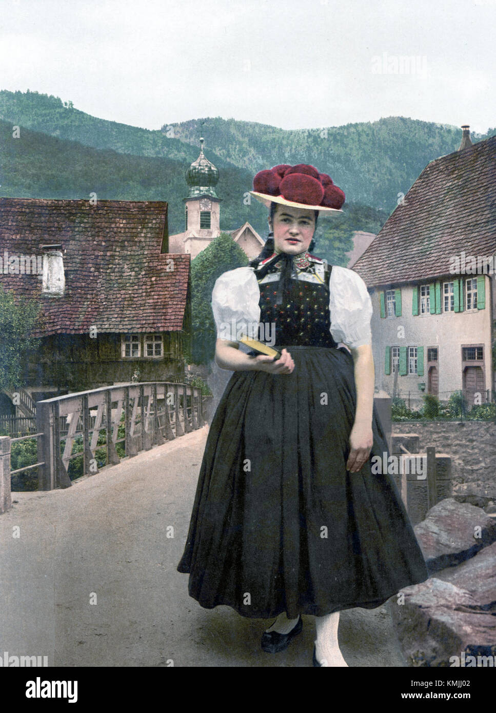 Questa fotografia raffigura una donna della Foresta Nera (SchwÃ¤bische) in abito tradizionale intorno al 1900, che mostra l'abbigliamento e i costumi regionali nella Germania meridionale. Foto Stock