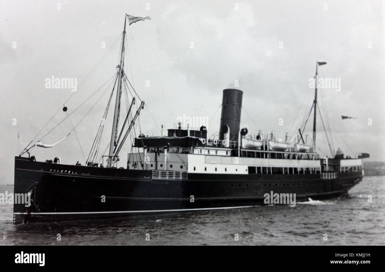 La Snaefell è una nave attraccata al porto di Liverpool. L'immagine cattura il momento del suo attracco, sottolineando le operazioni di navigazione e l'attività marittima del porto. Foto Stock