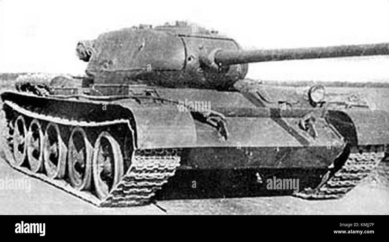 Il T-44-85 è un carro armato medio sovietico risalente al dopoguerra. È dotato di una pistola da 85 mm e di un design più avanzato rispetto ai suoi predecessori. Il carro fu utilizzato dall'esercito sovietico durante le prime fasi della guerra fredda e giocò un ruolo nelle operazioni militari e nelle esercitazioni di addestramento. Foto Stock