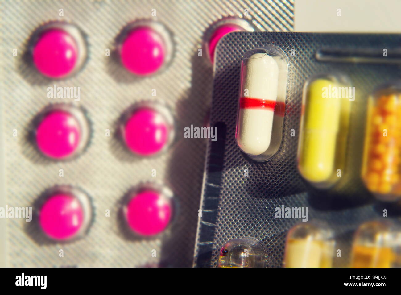 Pillole colorate in medicina trasparente capsula, la nanotecnologia la medicina del futuro concetto Foto Stock