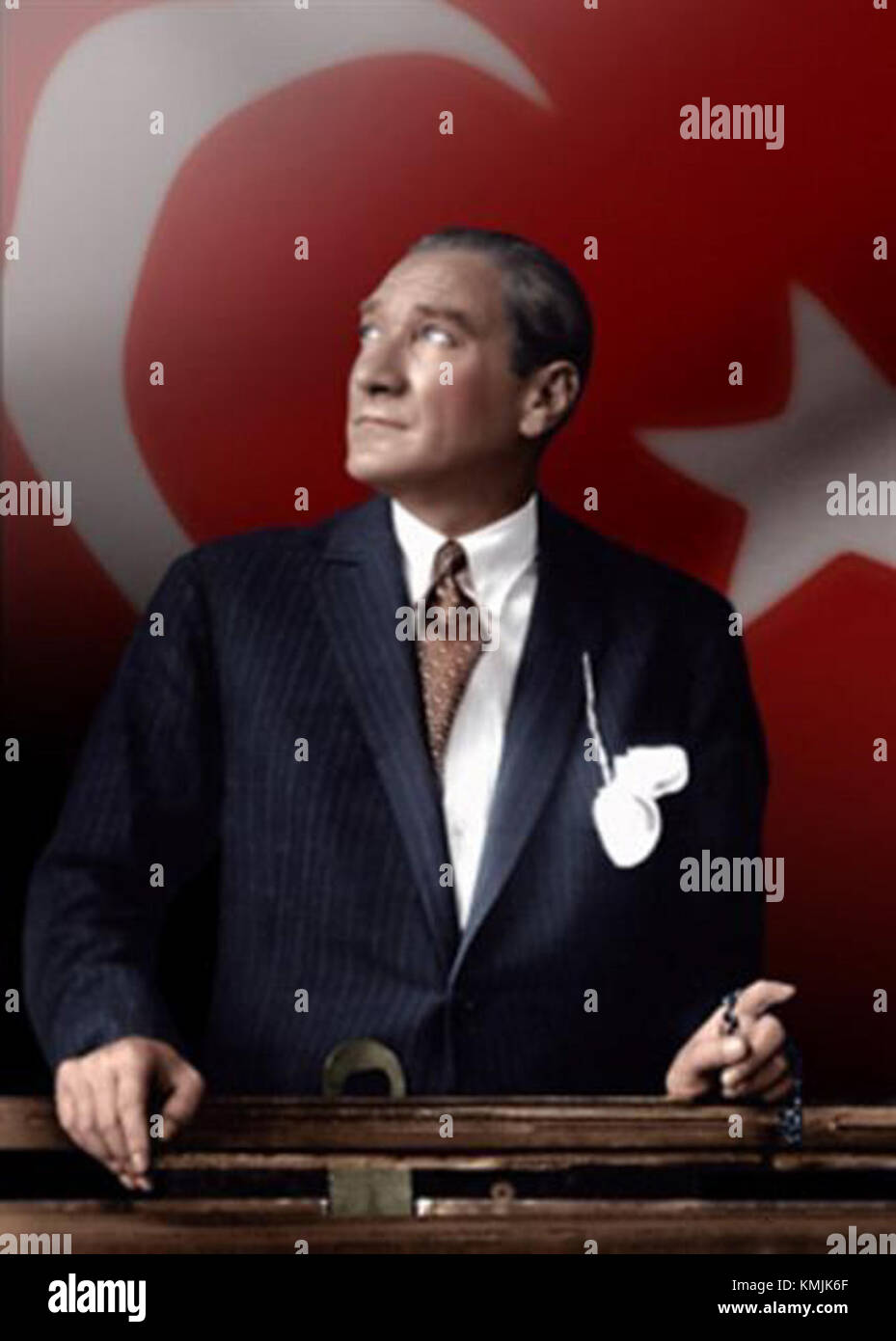 Questa immagine cattura Mustafa Kemal Ataturk, il padre fondatore della Turchia moderna, mentre guarda attraverso una finestra del treno con la bandiera turca visibile sullo sfondo. Simboleggia la sua leadership durante la formazione della Repubblica turca. Foto Stock