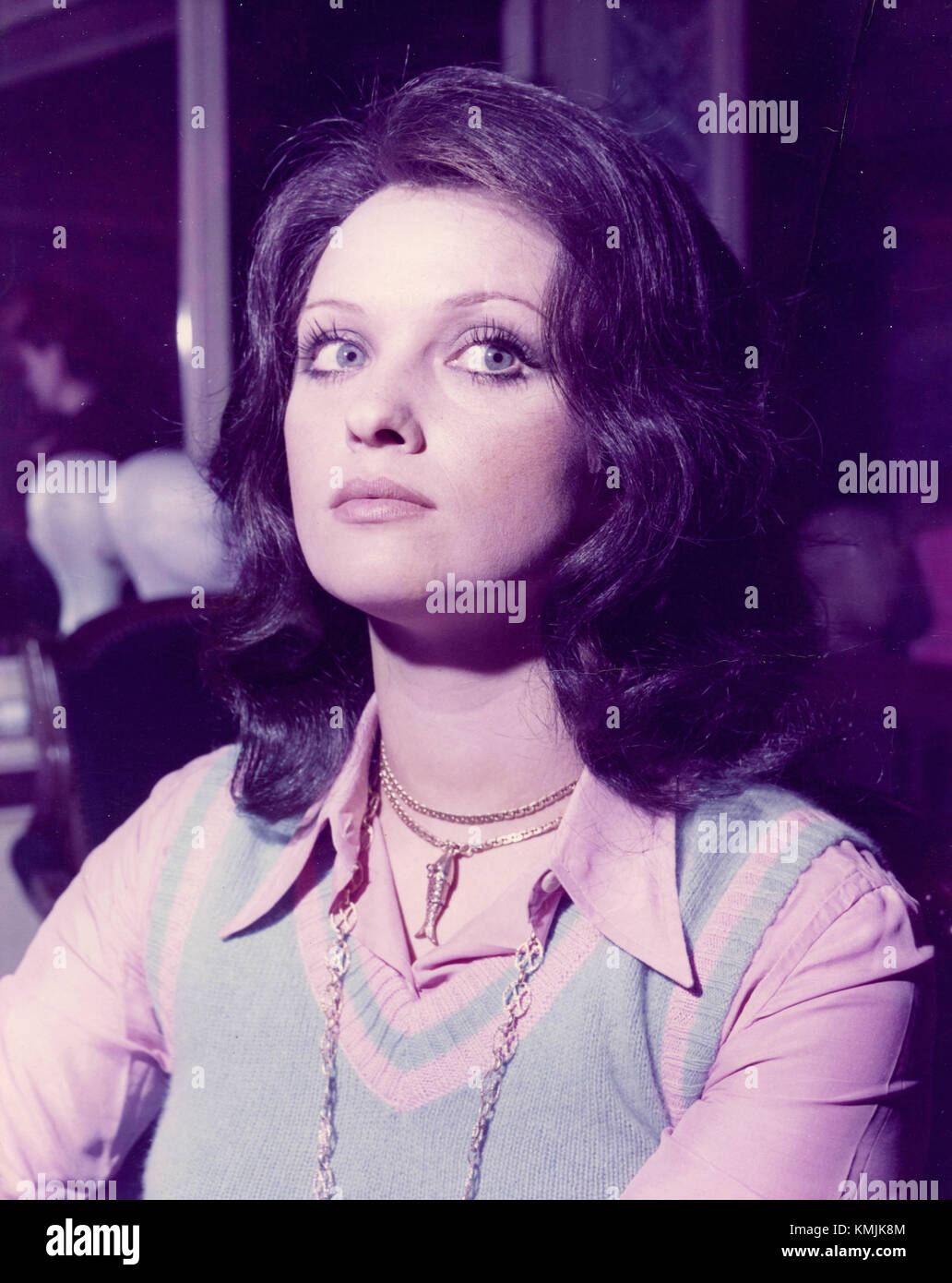 Una ragazza con il tipico parrucchiere dagli anni settanta Foto Stock