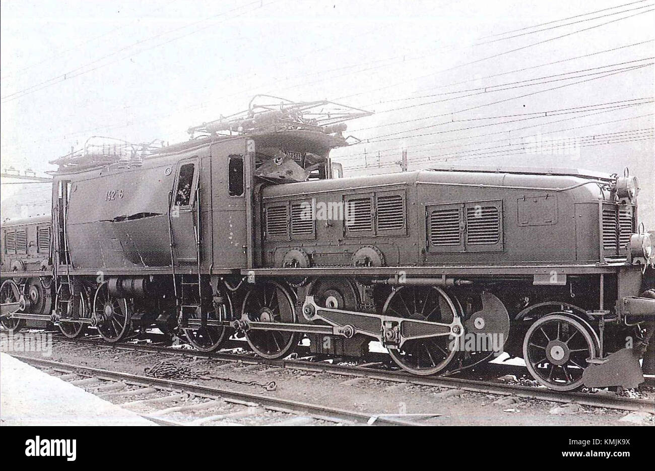 La locomotiva CE 6/8 II, un motore elettrico svizzero, è stata coinvolta in un incidente con un'esplosione di trasformatori (Trafoexplosion). L'esplosione ha probabilmente causato un'interruzione del servizio, evidenziando problemi di sicurezza e di manutenzione all'interno del sistema di trasporto. Foto Stock