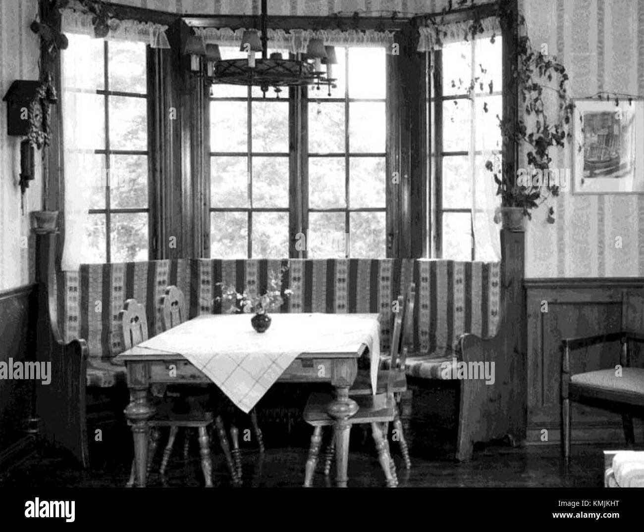 Una vista interna di Villa Tomtebo, ripresa nel 1950, che mostra il design e l'arredamento dell'epoca. La villa è conosciuta per la sua architettura storica e il suo fascino estetico durante la metà del XX secolo. Foto Stock