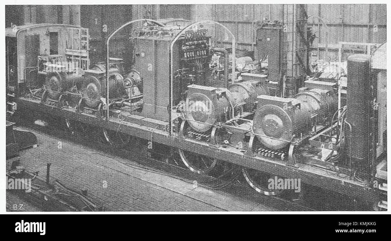 Le FFS Ae 4/6 sono una classe di locomotive elettriche svizzere, rinomate per la loro progettazione e il loro servizio nelle Ferrovie federali svizzere. L'immagine potrebbe rappresentare un montaggio che mostra questo modello in azione. Foto Stock