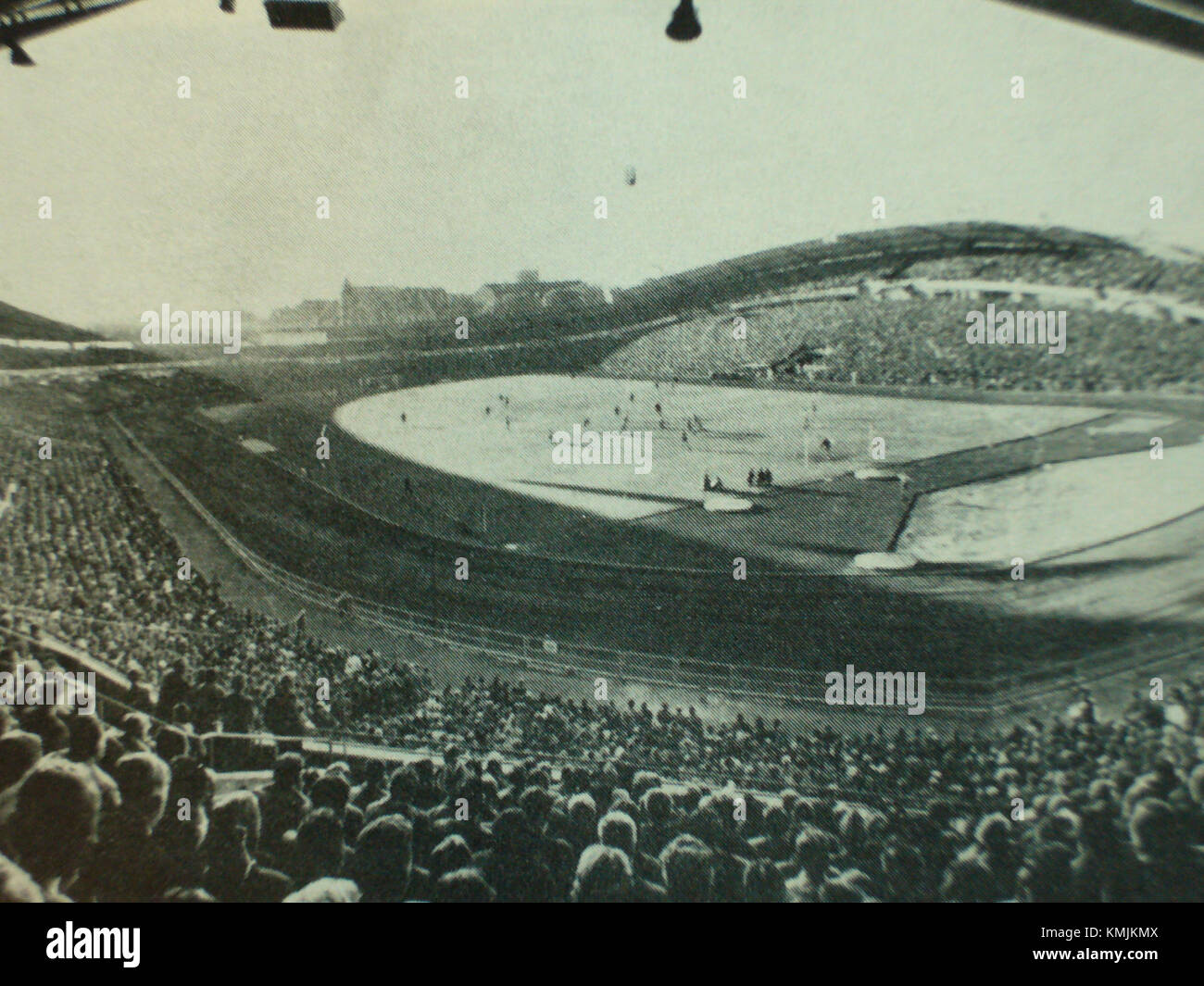 Lo stadio Ullevi, situato a Gothenburg, Svezia, ha ospitato eventi significativi durante i suoi primi anni, tra cui partite della Coppa del mondo FIFA 1958. Questa fotografia del 3 giugno 1959 cattura un momento chiave nella storia iniziale dello stadio. Foto Stock
