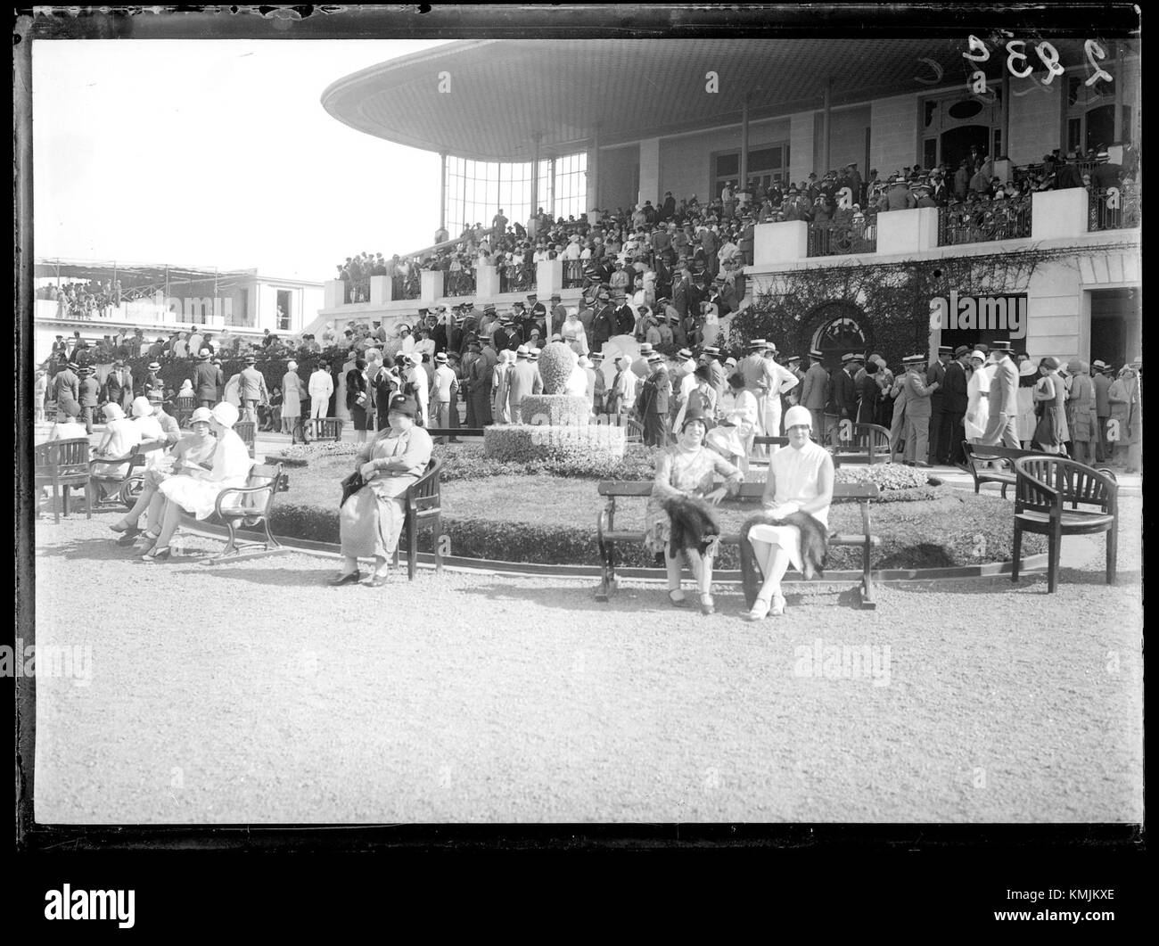 0223FMHC sembra essere un codice o un numero di riferimento, possibilmente correlato a un oggetto o progetto nel campo della conservazione storica o della gestione della raccolta. Foto Stock