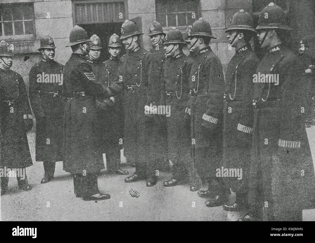 La stazione di polizia di Cannon Row, raffigurata in questa immagine, è uno storico edificio delle forze dell'ordine a Londra, noto per il suo stile architettonico e il suo ruolo nella storia della polizia della città. Foto Stock