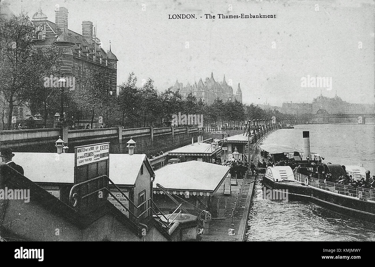 Il Westminster Pier è una posizione importante a Londra, con importanza storica e culturale. Il molo offre vedute del Tamigi e funge da punto di riferimento significativo della città. Foto Stock