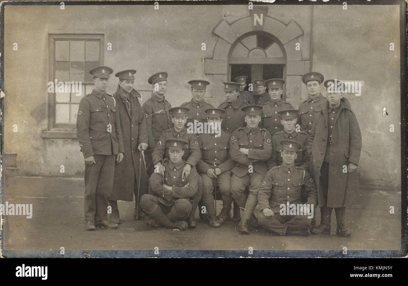 Fotografia intitolata "Un gruppo di soldati" della collezione Wellcome, raffigurante soldati in uniforme, che fornisce informazioni sull'abbigliamento militare storico e sulle formazioni di gruppo. Foto Stock