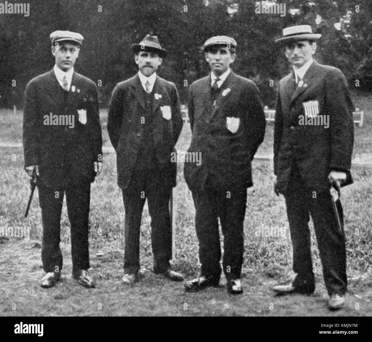 Questa fotografia raffigura la squadra di tiro a pistola di 50 metri degli Stati Uniti alle Olimpiadi estive del 1912 a Stoccolma, Svezia. L'evento faceva parte della competizione sportiva di tiro. Foto Stock