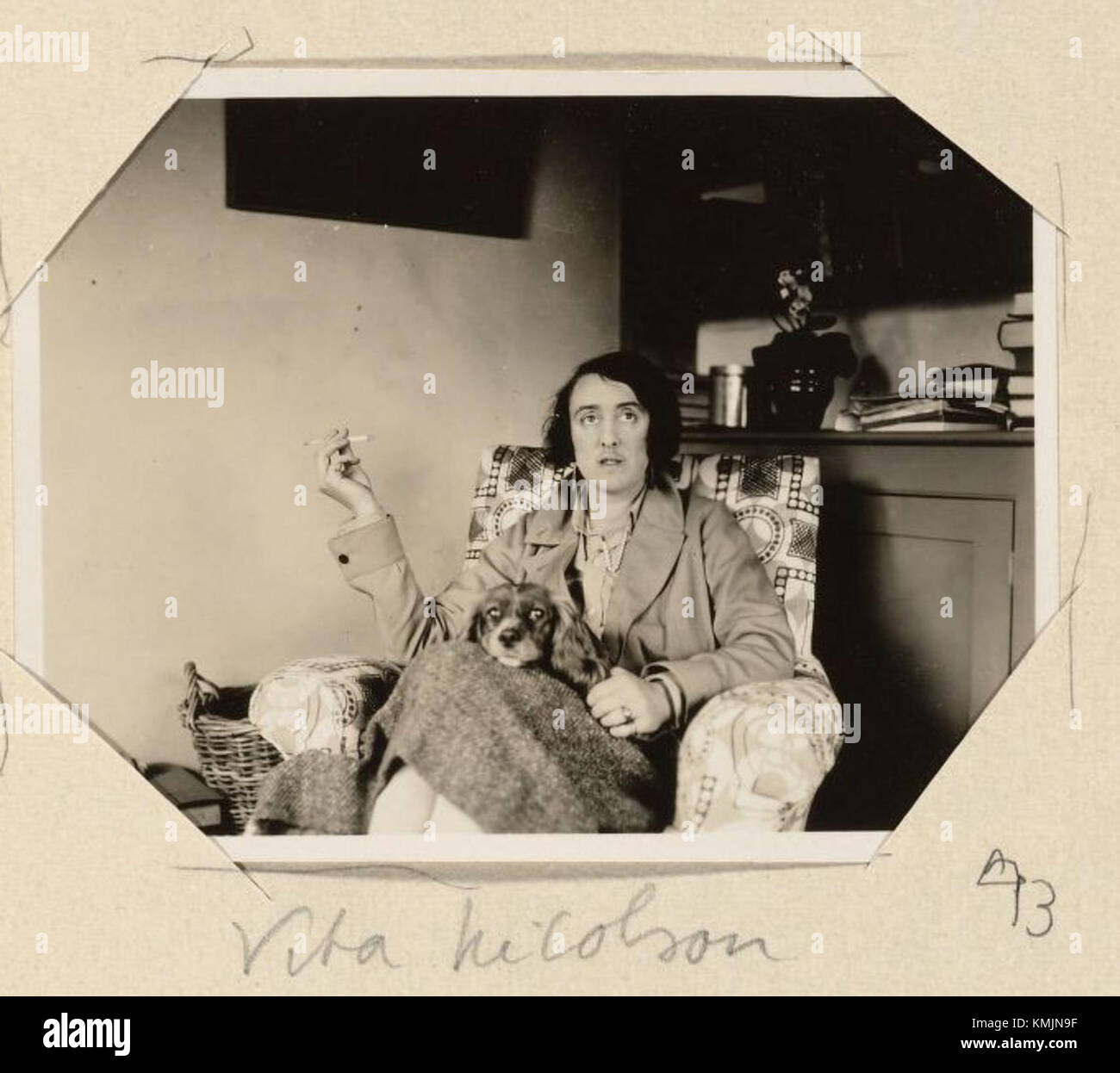Vita Sackville-West, rinomata scrittrice e poetessa inglese, nella foto di Monk's House, riflette il suo legame con la casa e la sua vita letteraria. Foto Stock
