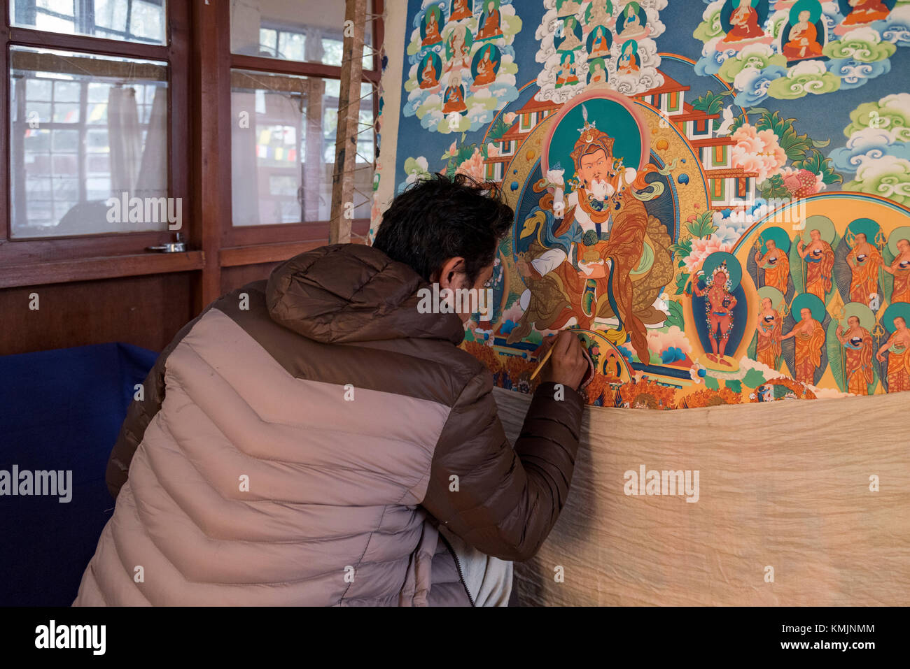 Un uomo che fa in una pittura su legno a Norbulingka Istituto vicino dharamshala, India. Foto Stock