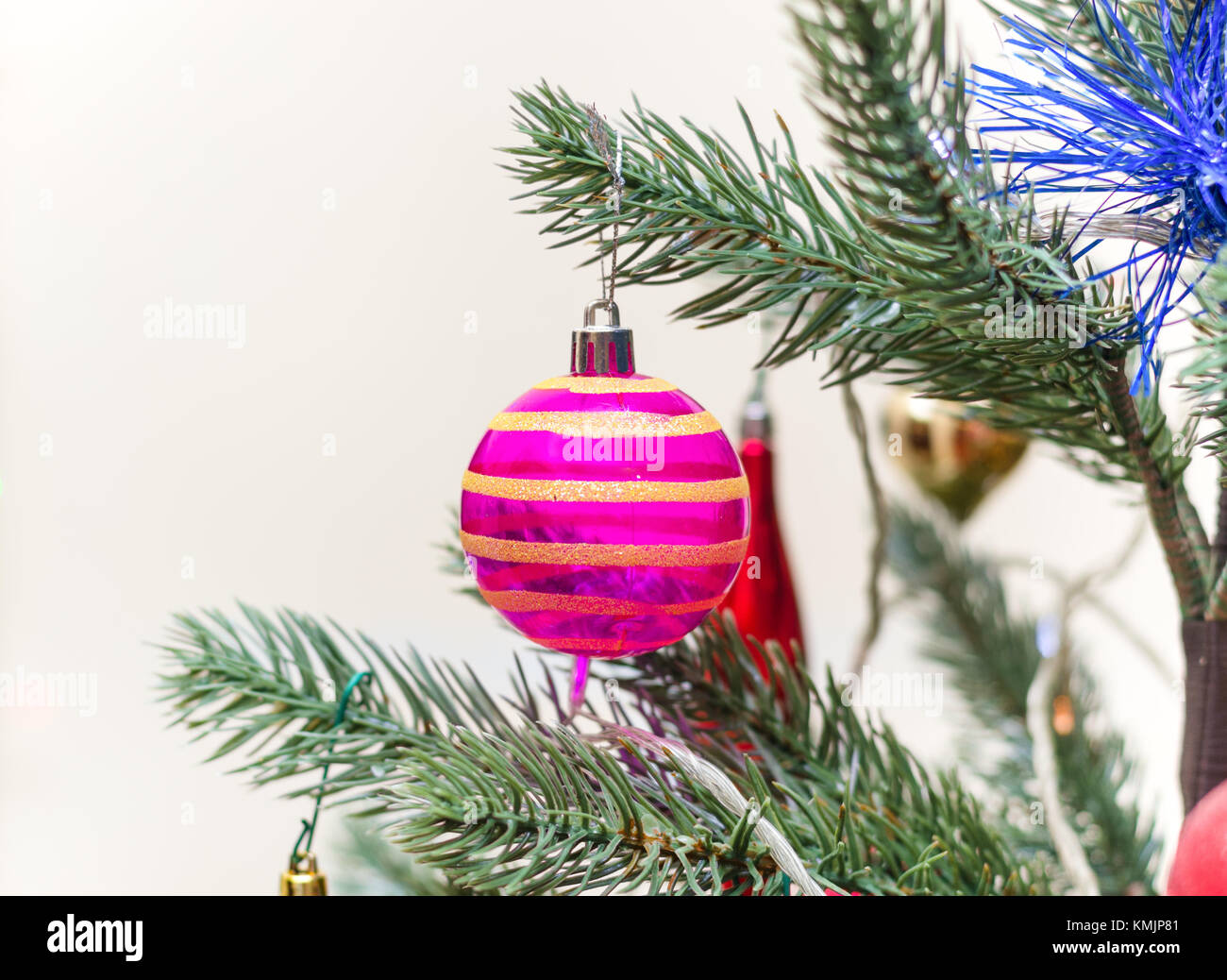 Albero di Natale decorato, brillanti rosso spumante toy,fuoco selettivo Foto Stock