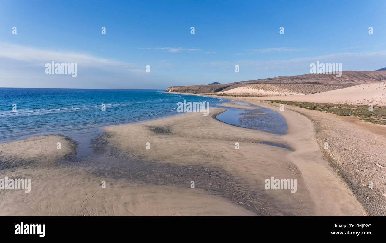 Vista aerea di banchi di sabbia e dune sulla spiaggia bianca, Jandia, Costa Calma Fuerteventura isole Canarie . Foto Stock