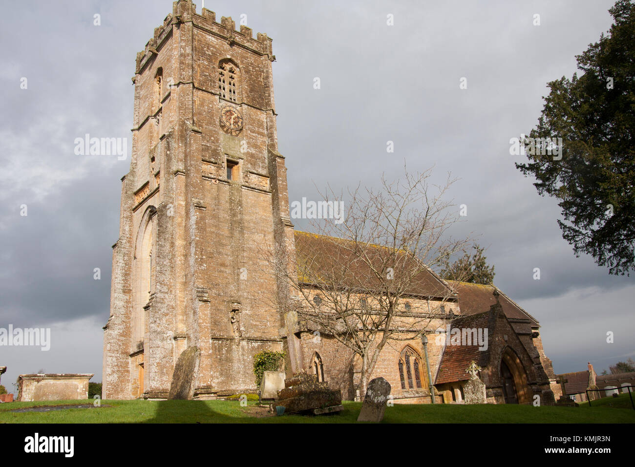 La Chiesa di San Michele costruita di hamstone locale, Shepton Beauchamp, Somerset Sud Foto Stock