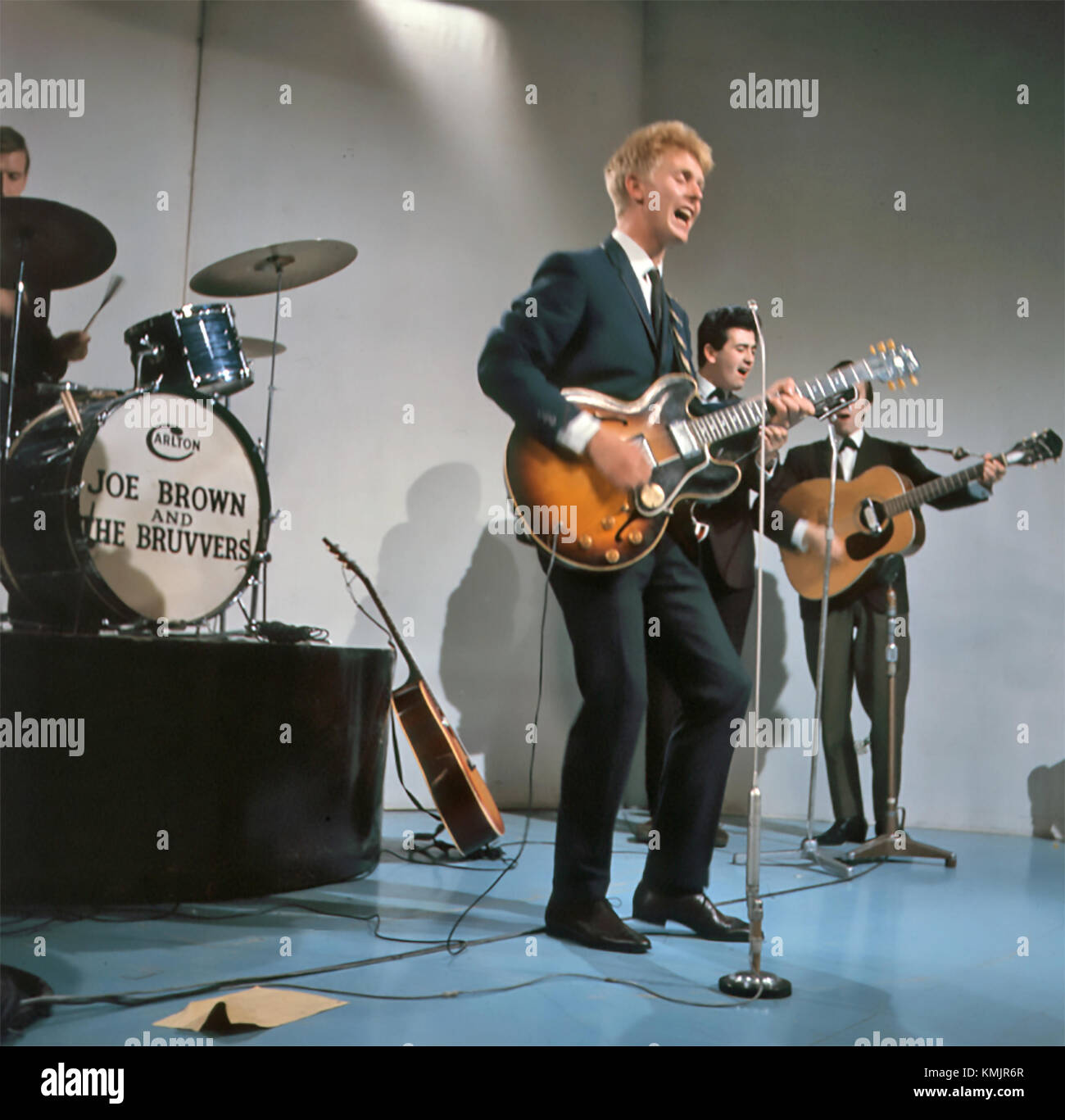 Joe BROWN E il gruppo pop inglese BRUVVERS in una serie televisiva intorno al 1962. Foto: Tony Gale Foto Stock