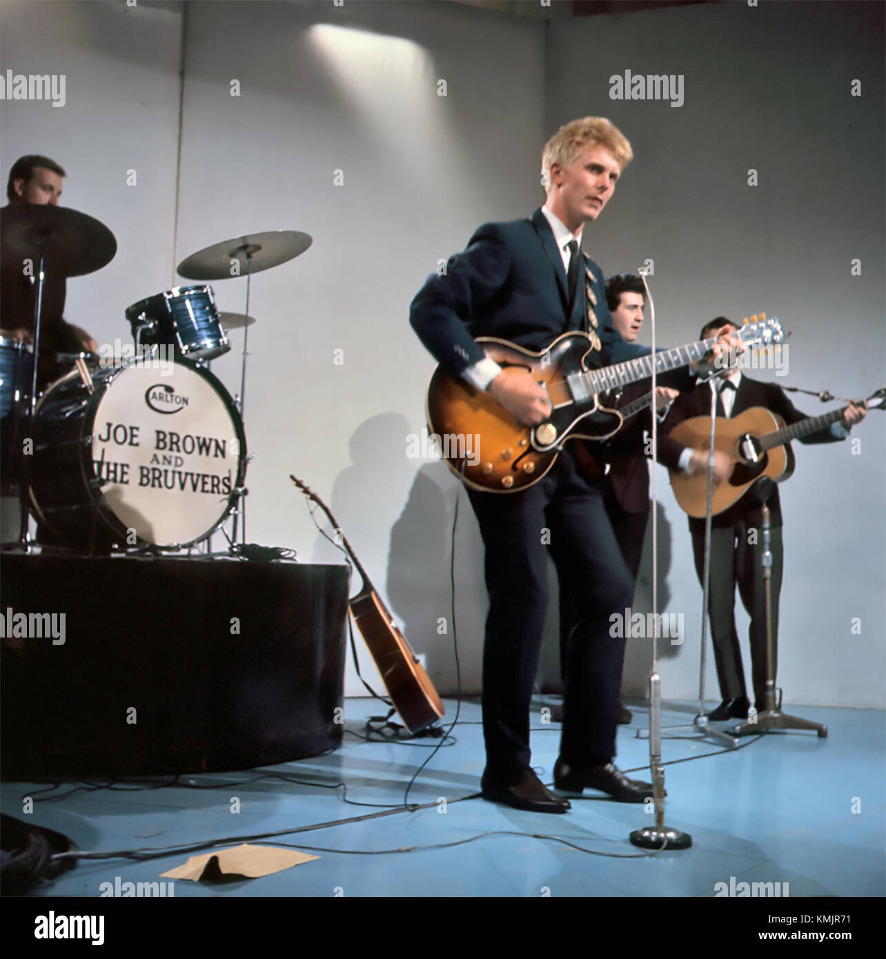 Joe BROWN E il gruppo pop inglese BRUVVERS in una serie televisiva intorno al 1962. Foto: Tony Gale Foto Stock