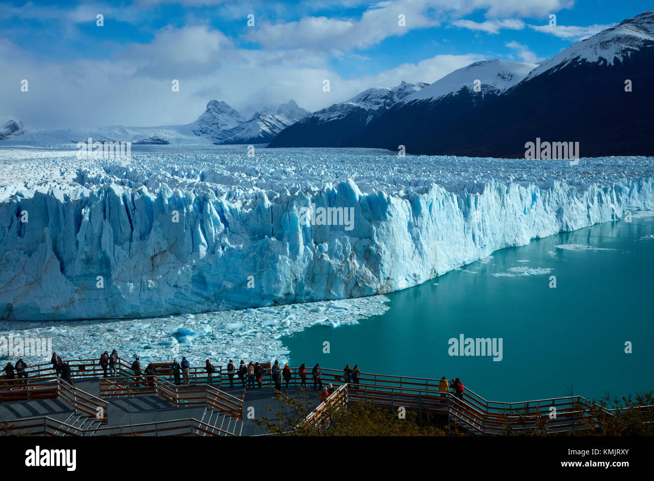 I turisti sul marciapiede e il ghiacciaio Perito Moreno, Parque Nacional Los Glaciares (area del patrimonio mondiale), Patagonia, Argentina, Sud America Foto Stock