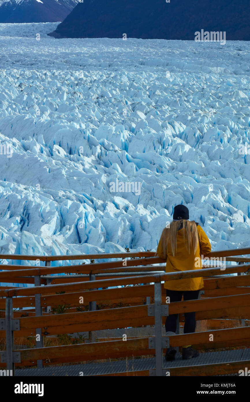 Tourist sul marciapiede e il ghiacciaio Perito Moreno, Parque Nacional Los Glaciares (area del patrimonio mondiale), Patagonia, Argentina, Sud America (MR) Foto Stock