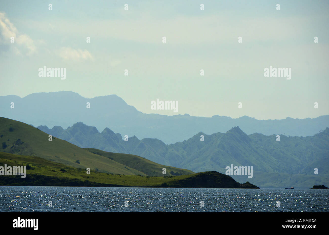 Tipo di prima mattina nebbia sulle isole da ocean. una vista dall'oceano alla Lesser Sunda isles Foto Stock