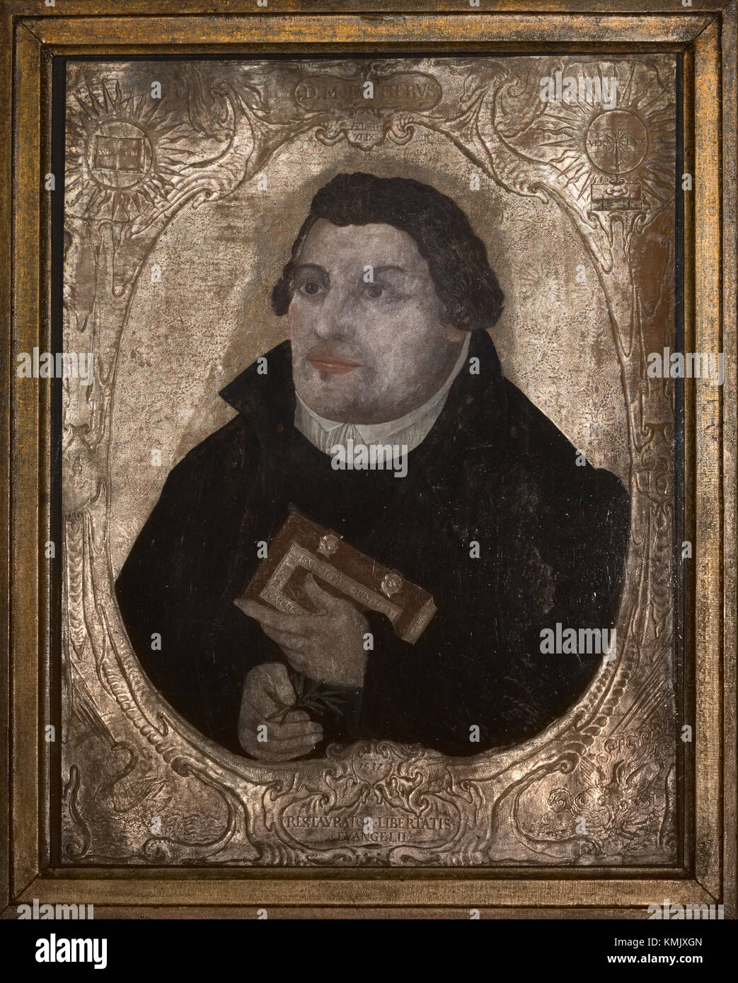 Martin Lutero con un libro nella mano sinistra e un rametto di alloro a destra. Pittura antica da 1650-1675. Ronneby, Svezia, 6 Dicembre 2017 Foto Stock