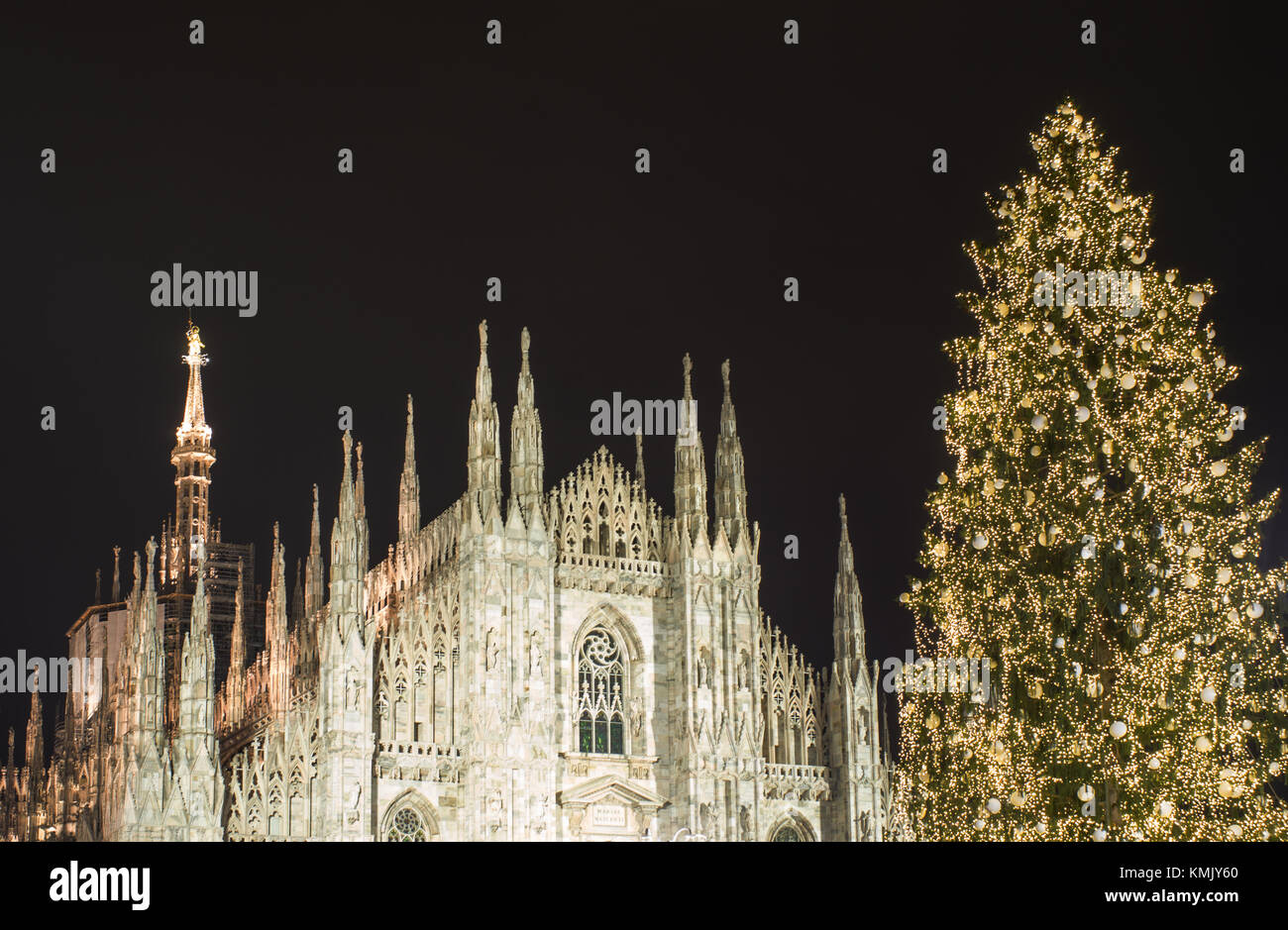 La festosa atmosfera di Milano, Italia, con l'illuminato albero di natale Foto Stock