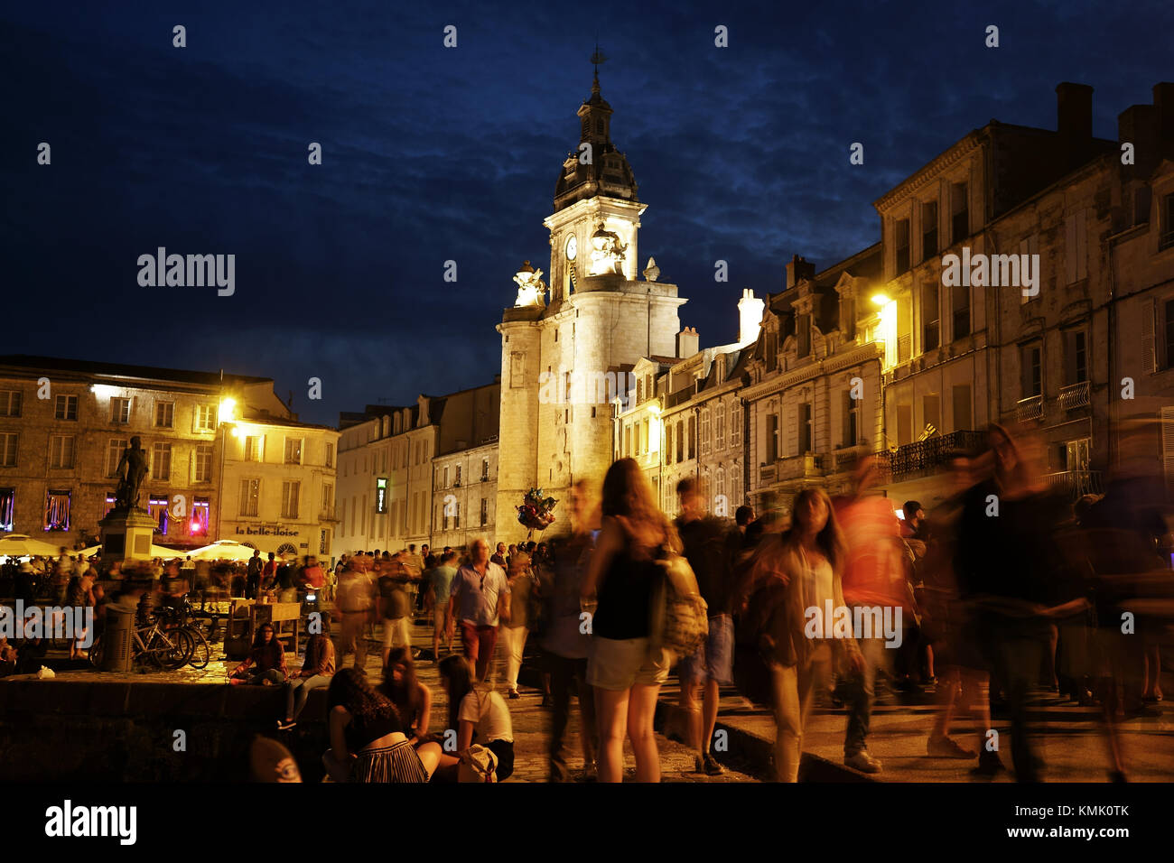Persone che passeggiano lungo la strada del porto serata estiva, La Rochelle, Charant Dipartimento marittimo, Francia Foto Stock