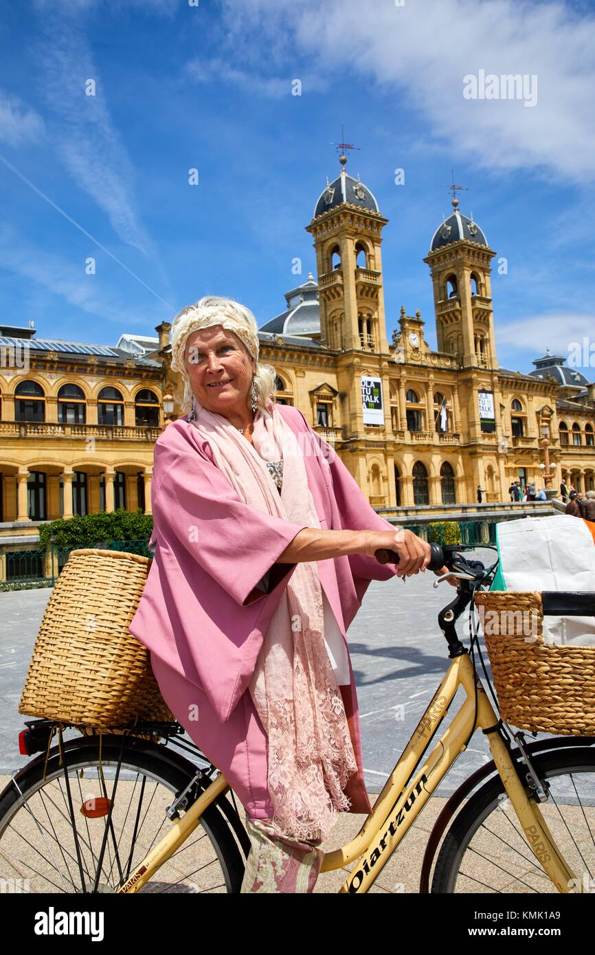 Ane Guisasola, attrice su una bicicletta, Municipio Alderdi Eder Park, Donostia, San Sebastian, Gipuzkoa, Paesi Baschi, Spagna, Europa Foto Stock