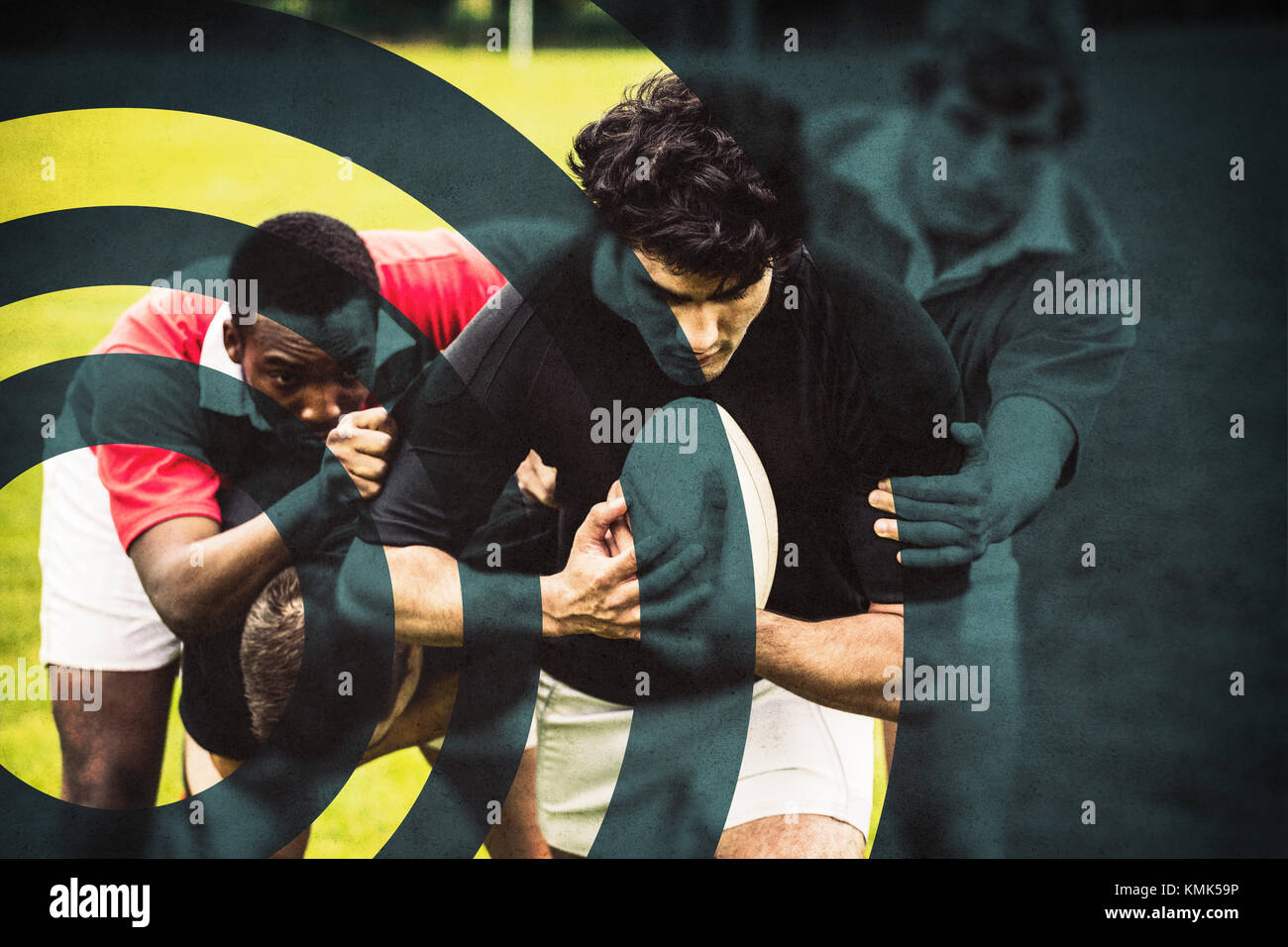 Giocatori di Rugby affrontare durante il gioco presso il parco Foto Stock