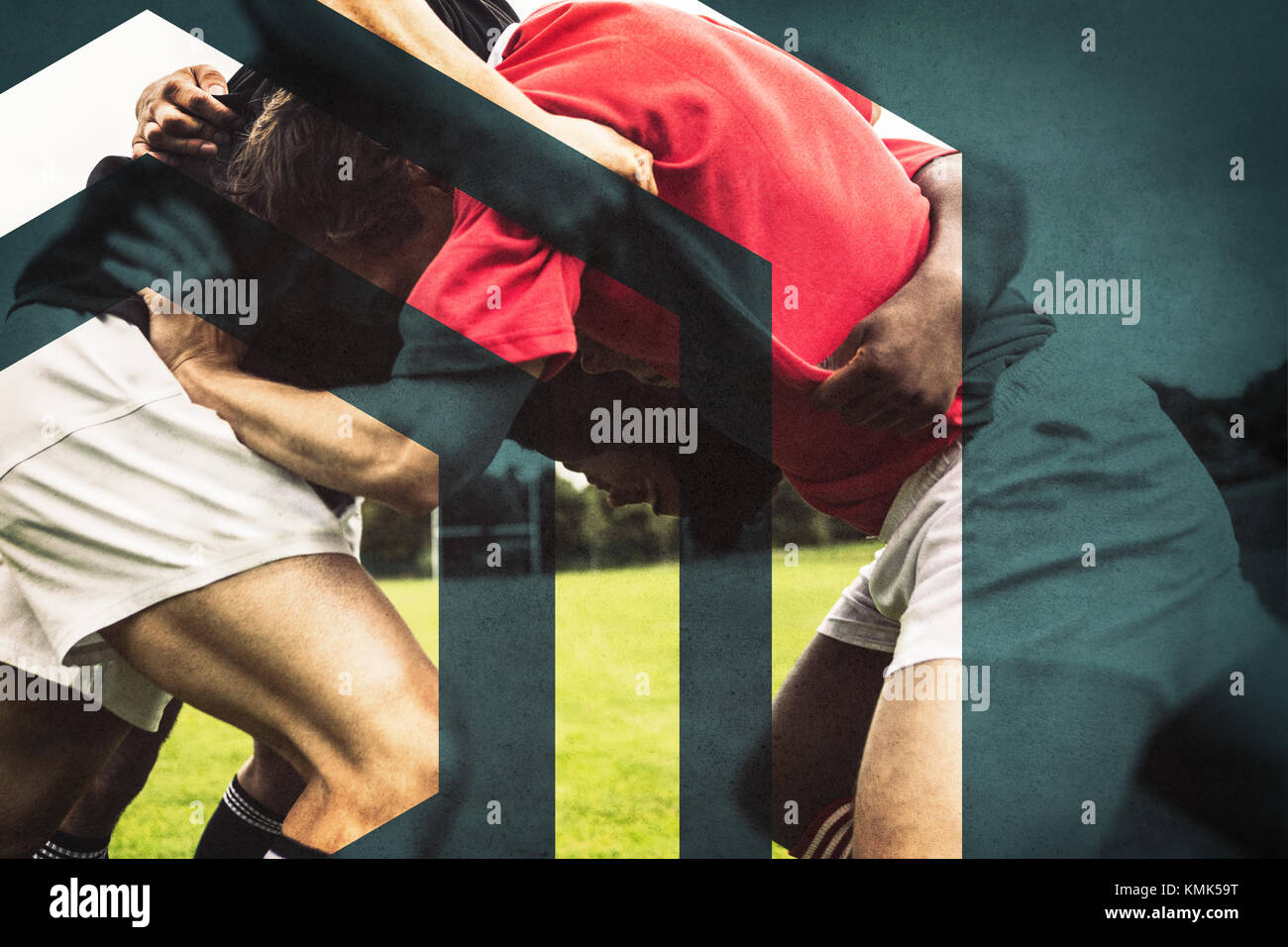Giocatori di Rugby facendo un scrum presso il parco Foto Stock