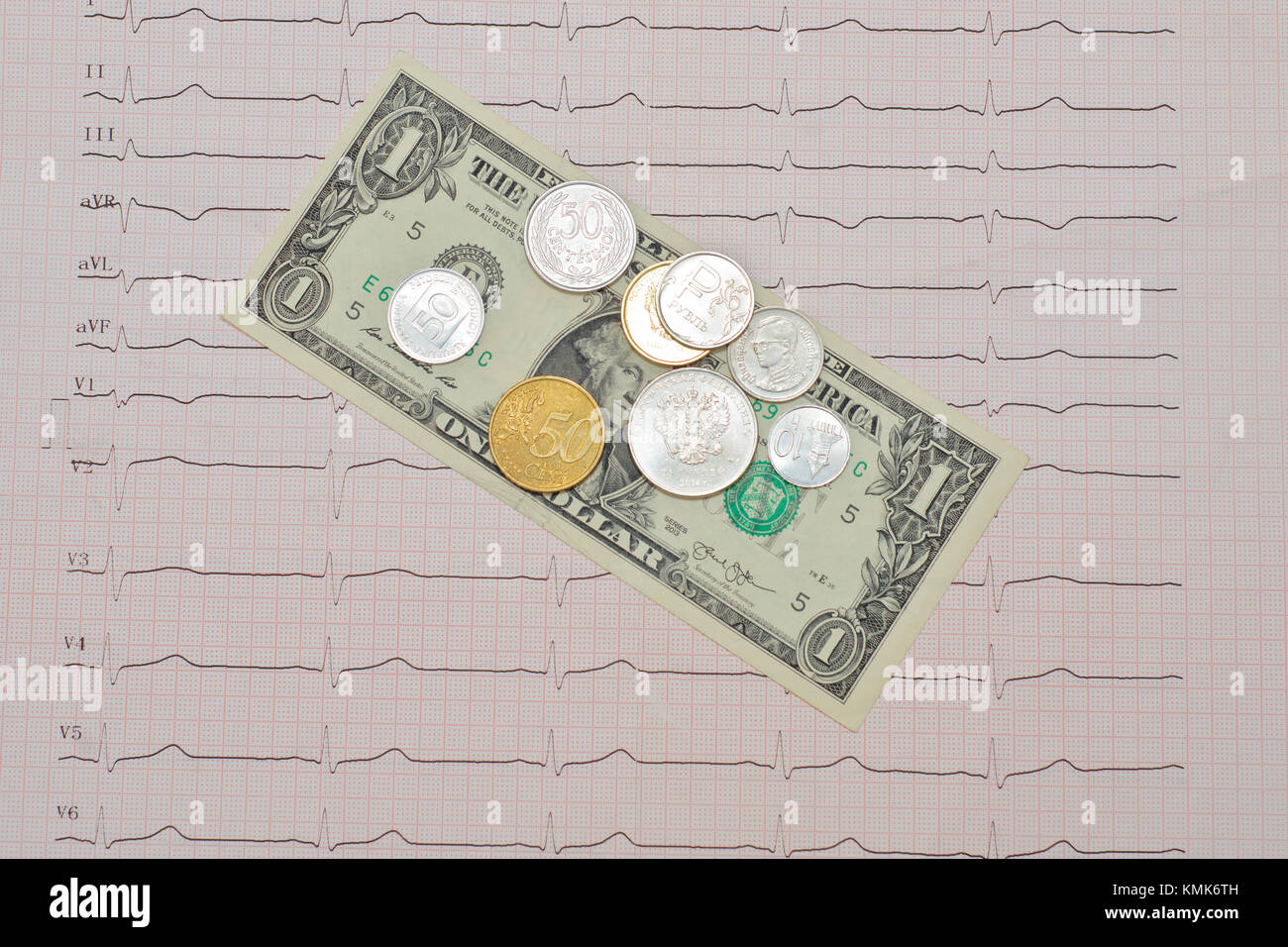 Regione di Volgograd, Russia - 14 novembre 2016.diverse monete di paesi diversi sono in un pasticcio su Cuper valore nominale di un dollaro, che giacciono sul Foto Stock