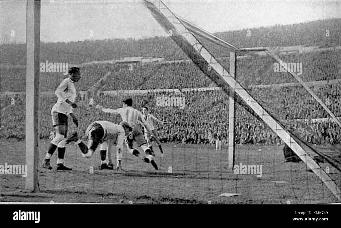 Un gol significativo segnato nella partita della Coppa del mondo FIFA 1930 che coinvolge l'Uruguay, l'edizione inaugurale del torneo. Foto Stock