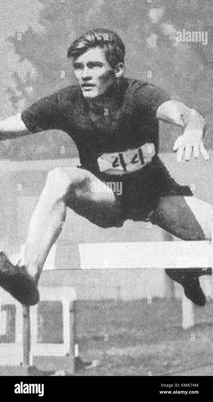 Questa carta da sigarette da collezione, prodotta da Churchman, presenta Forrest Towns, un atleta americano e medaglia d'oro olimpica. Il cartellino mette in evidenza i suoi risultati nei 110 metri ostacoli e nella storia olimpica. Foto Stock