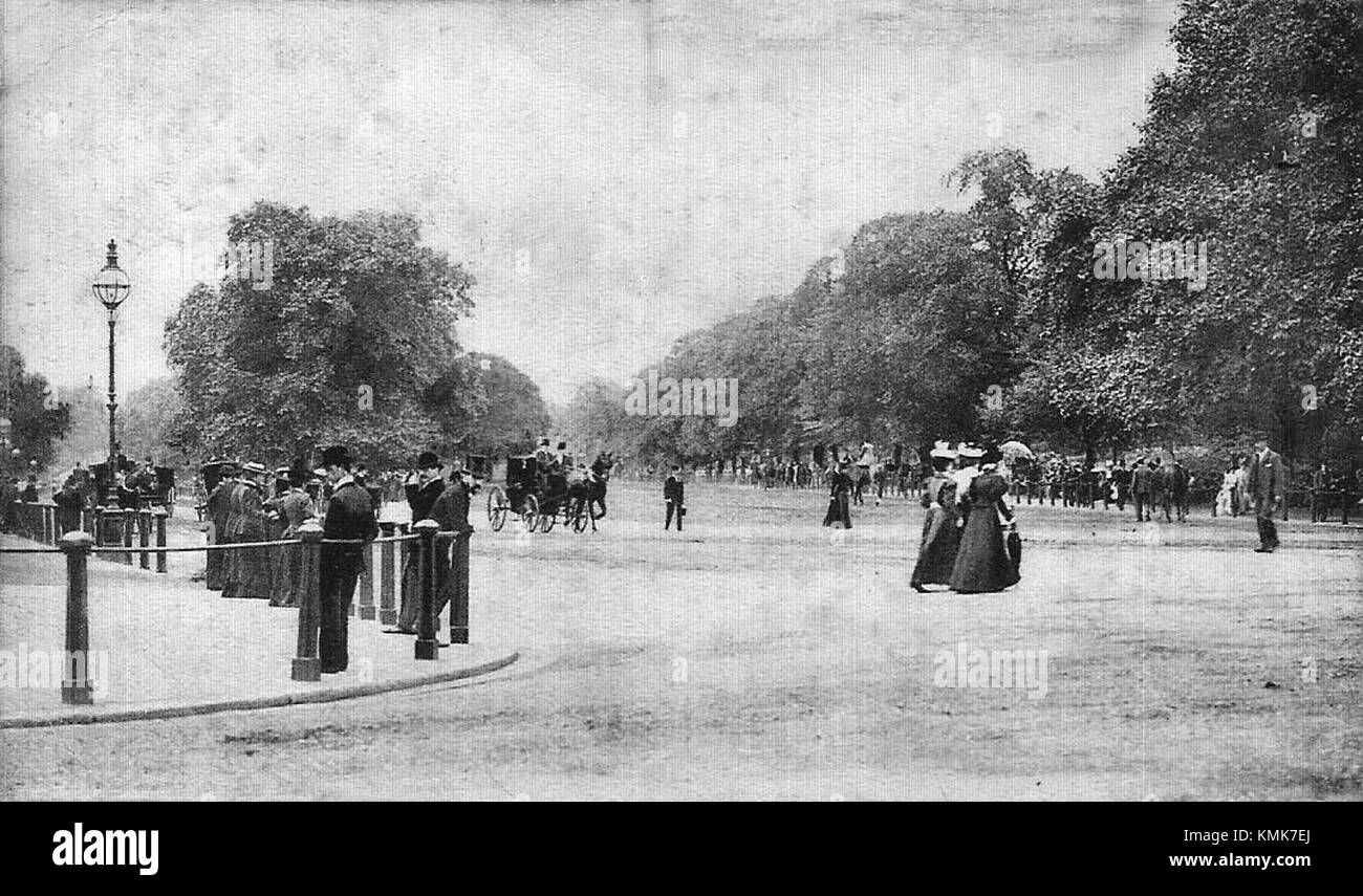 Una fotografia di Hyde Park, uno dei parchi più famosi di Londra, che cattura gli ampi spazi verdi, i paesaggi panoramici e i monumenti storici che definiscono l'importanza del parco come sito ricreativo e culturale della città. Foto Stock