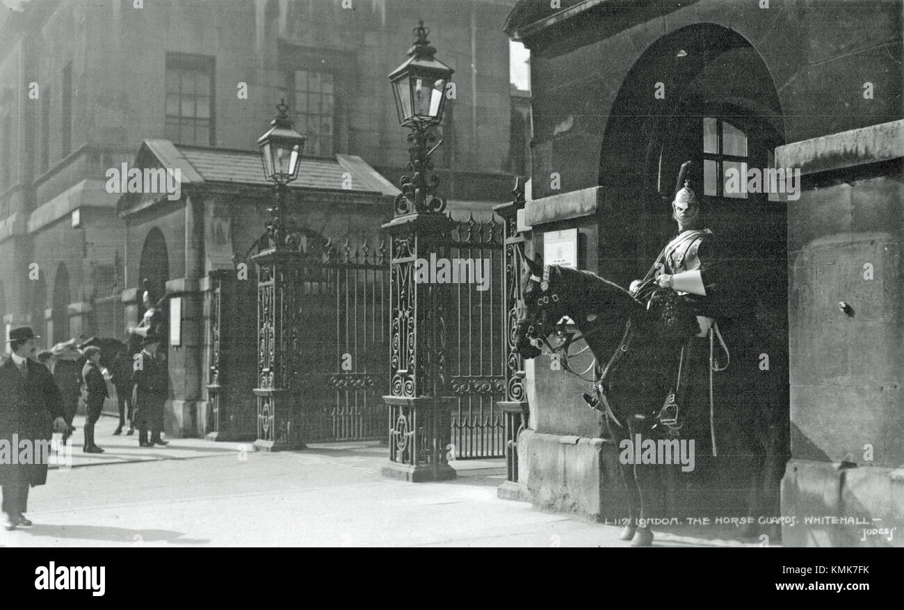 Le Horse Guards sono un'unità militare cerimoniale, spesso associata a eventi reali o nazionali. Questo riferimento specifico si collega probabilmente al loro ruolo storico nelle cerimonie, nella guardia e nella difesa nazionale. Foto Stock