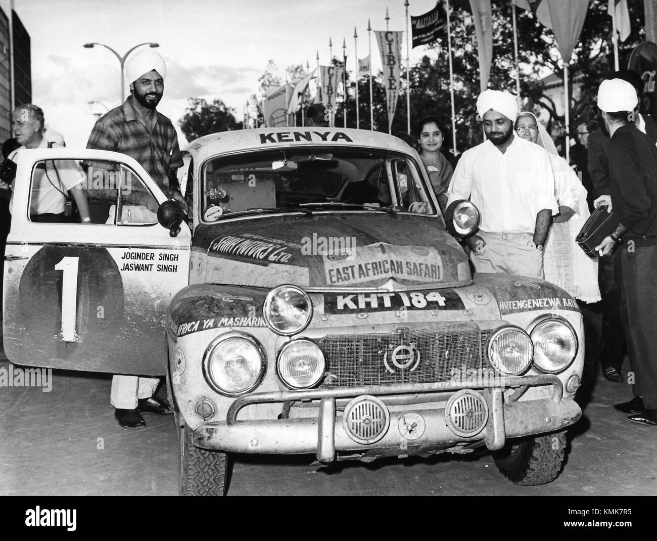 Nel 1965, i fratelli Joginder e Jaswant Singh hanno ottenuto una notevole vittoria guidando una Volvo PV 544, dimostrando abilità e resistenza eccezionali in uno degli eventi motoristici più impegnativi al mondo. Foto Stock