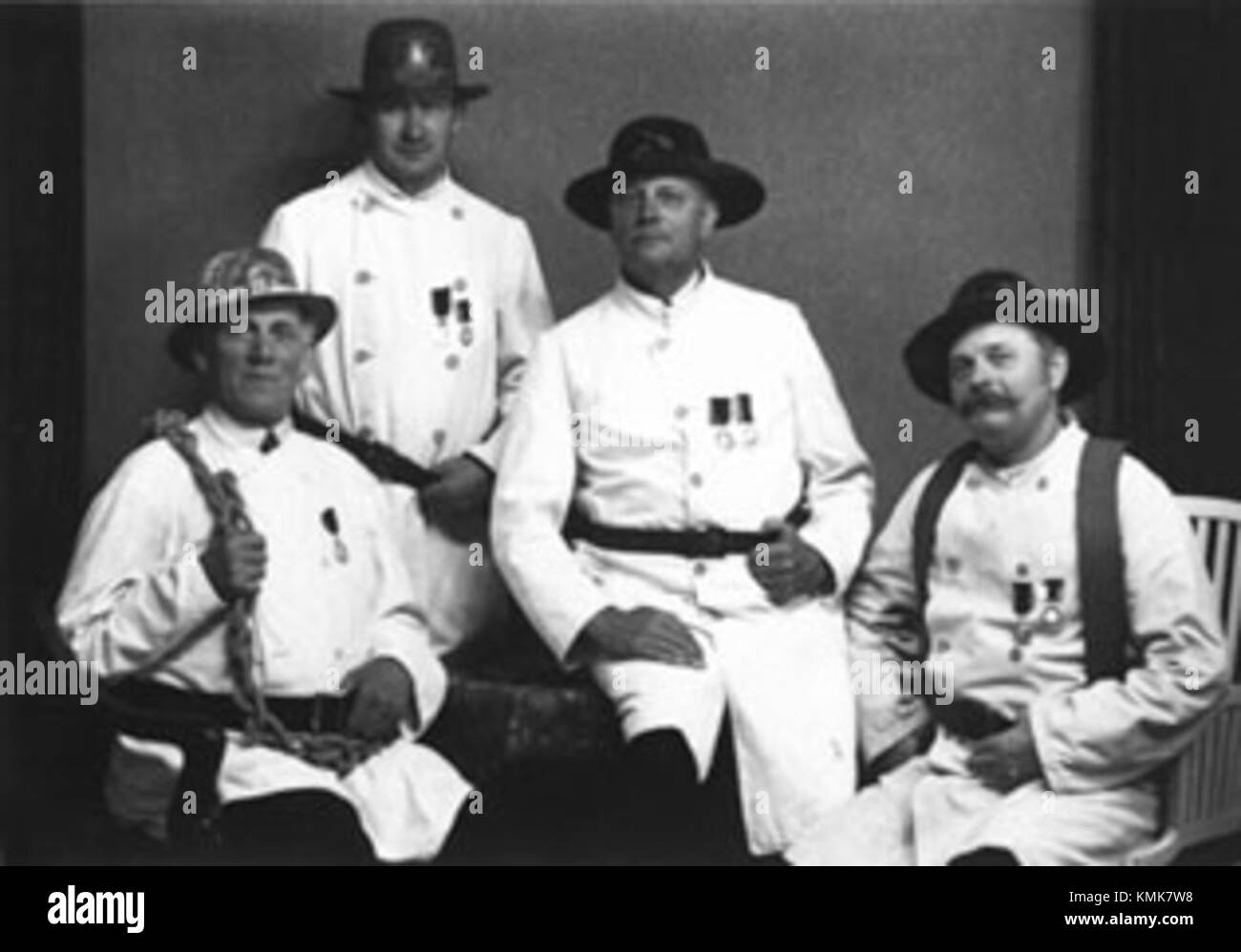 Questa immagine mostra le divise storiche dello Ystad Football Club (FBC). Le divise evidenziano il patrimonio sportivo del club e il suo ruolo nella cultura calcistica regionale. Foto Stock