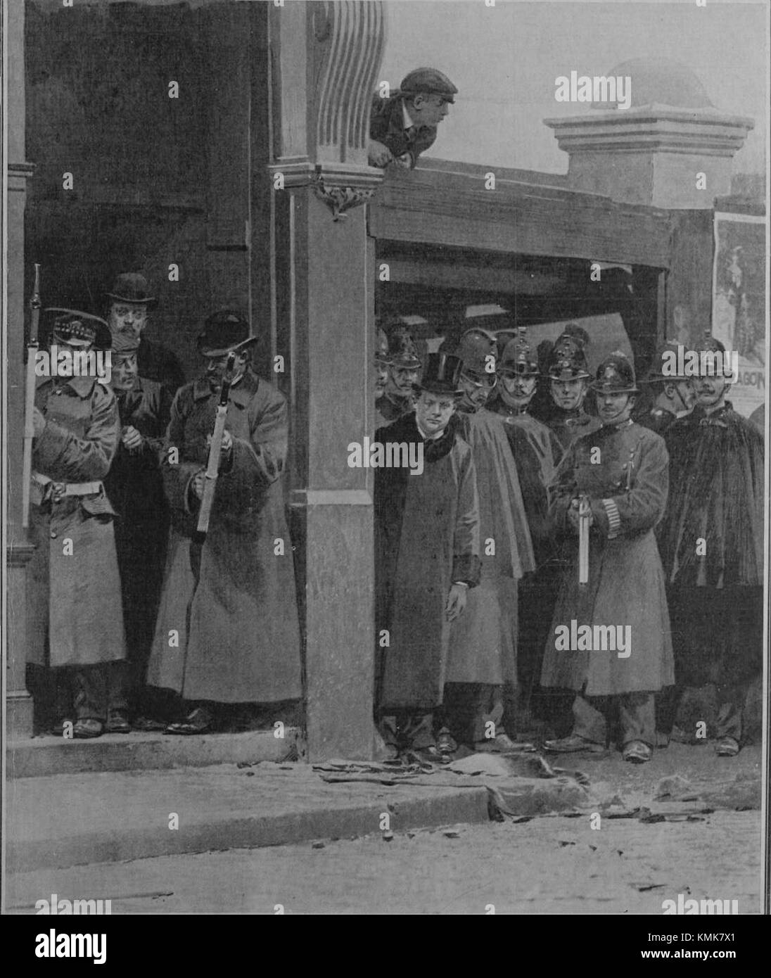 Winston Churchill è raffigurato durante l'assedio di Sidney Street del 1911 a Londra, un momento iconico della storia britannica. Churchill, allora ministro degli interni, giocò un ruolo importante negli eventi che circondarono l'assedio. Foto Stock