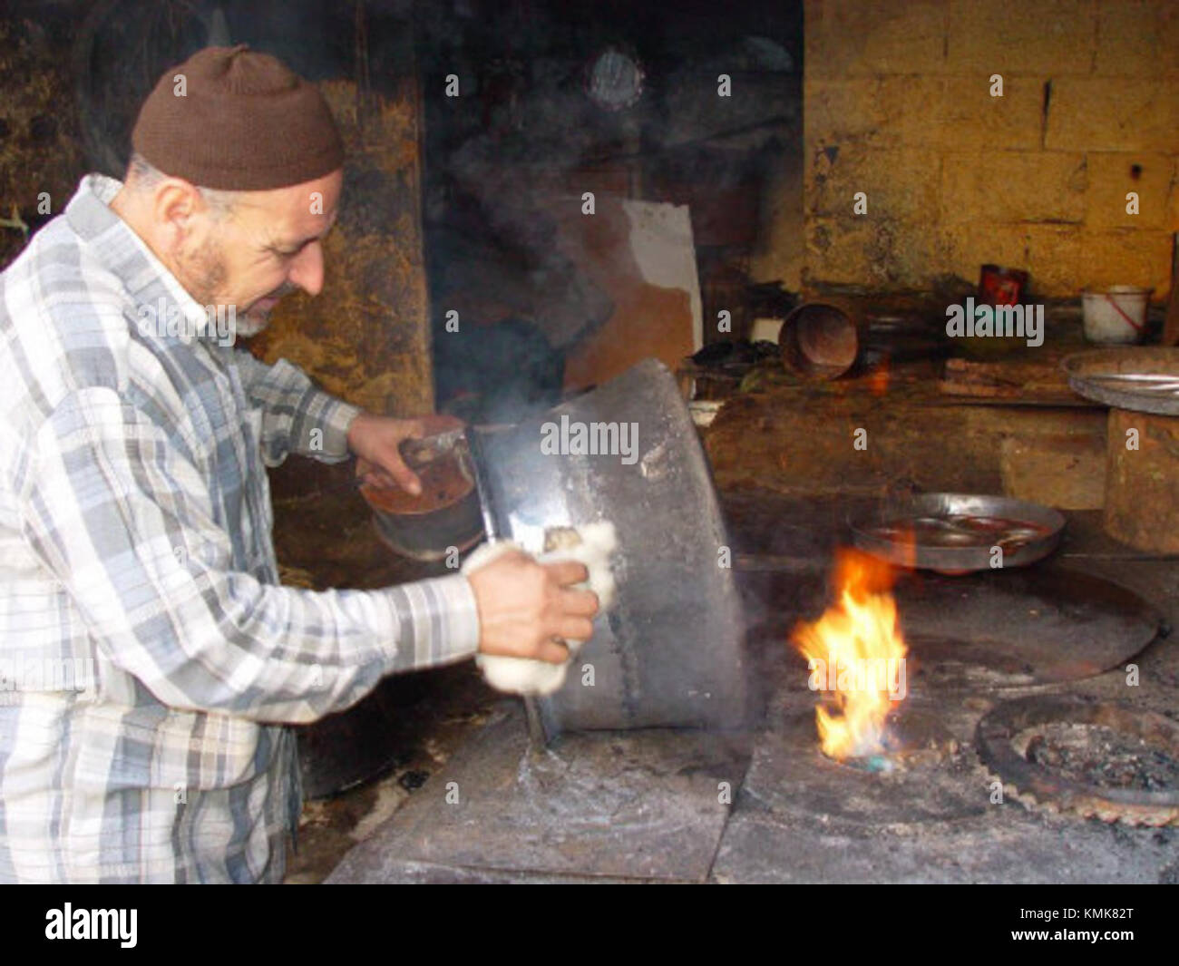 La pulizia del rame si riferisce al processo di rimozione dell'ossidazione e dell'ossidazione dalle superfici in rame. Ciò si ottiene generalmente utilizzando vari detergenti o metodi come aceto, sale e panni per lucidatura. La pulizia del rame è comune sia per gli articoli decorativi che per quelli funzionali. Foto Stock