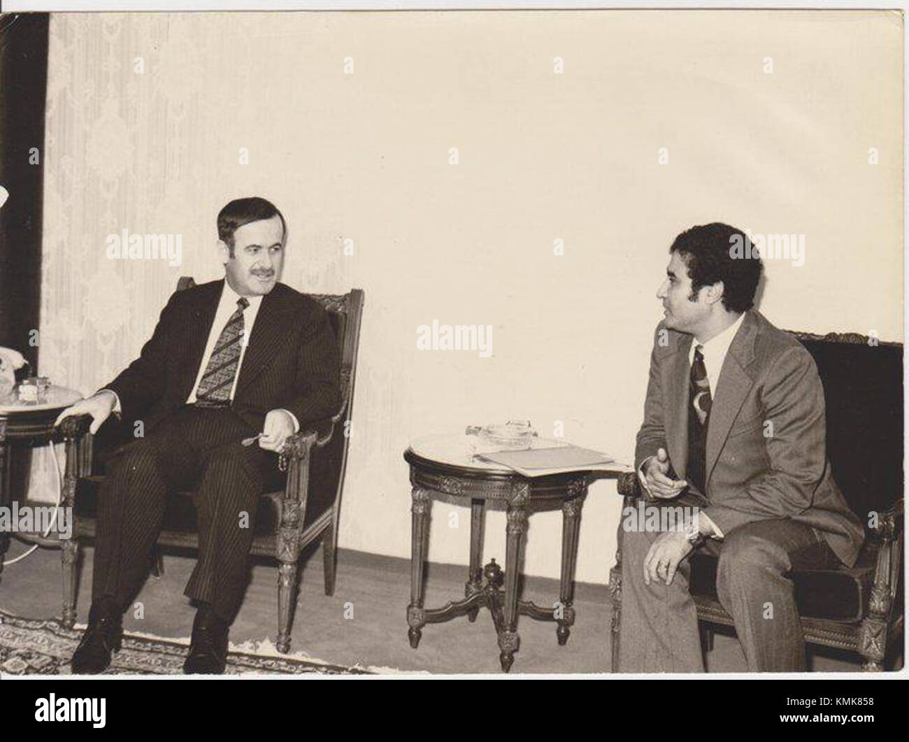 Un'immagine storica con Hafez al-Assad e Bashir al-Rabiti, figure politiche chiave nella storia siriana, catturata in un momento significativo della storia politica. Foto Stock