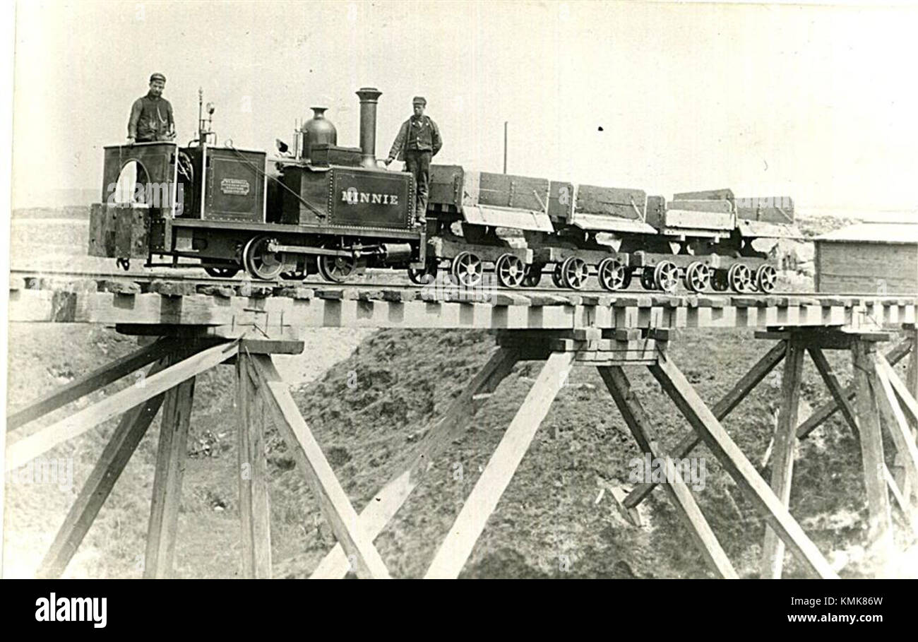 "Minnie" è una locomotiva a vapore 0-4-0T costruita da W. G. Bagnall, operante presso il Cloughbottom Reservoir. Il design compatto della locomotiva è stato adattato per le curve strette e il ponte basso di Par Docks, Cornovaglia. Conservata in condizioni operative, "Minnie" è un esempio della progettazione di Bagnall per le applicazioni industriali. Foto Stock