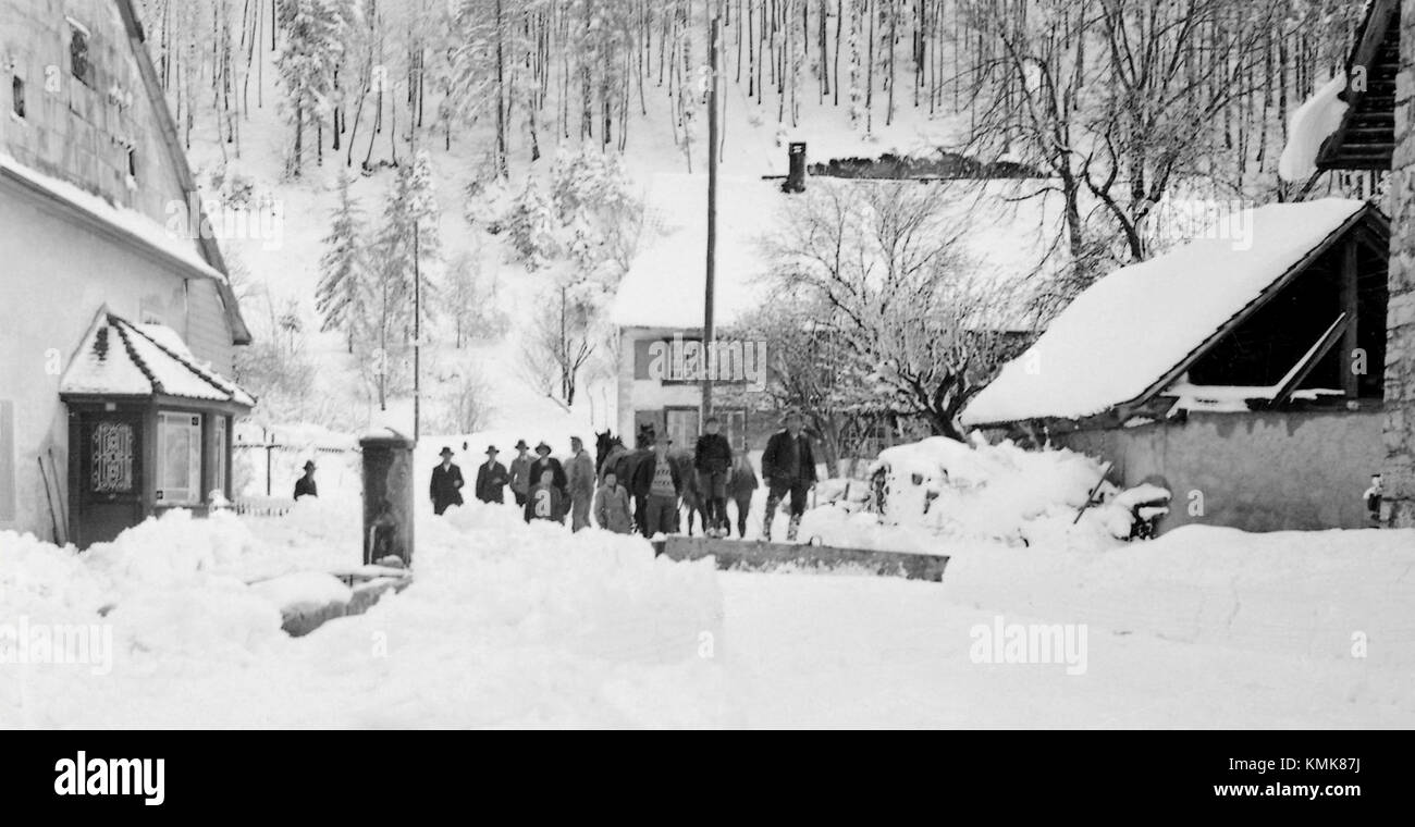 Una fotografia o un documento relativo alla scena della neve (Schnee) nel 1936, che mostra potenzialmente le condizioni invernali o un evento. La frase "Schnee schneutzen” si traduce in "sgombero della neve” in tedesco, indicando un'attenzione particolare alle attività invernali. Foto Stock
