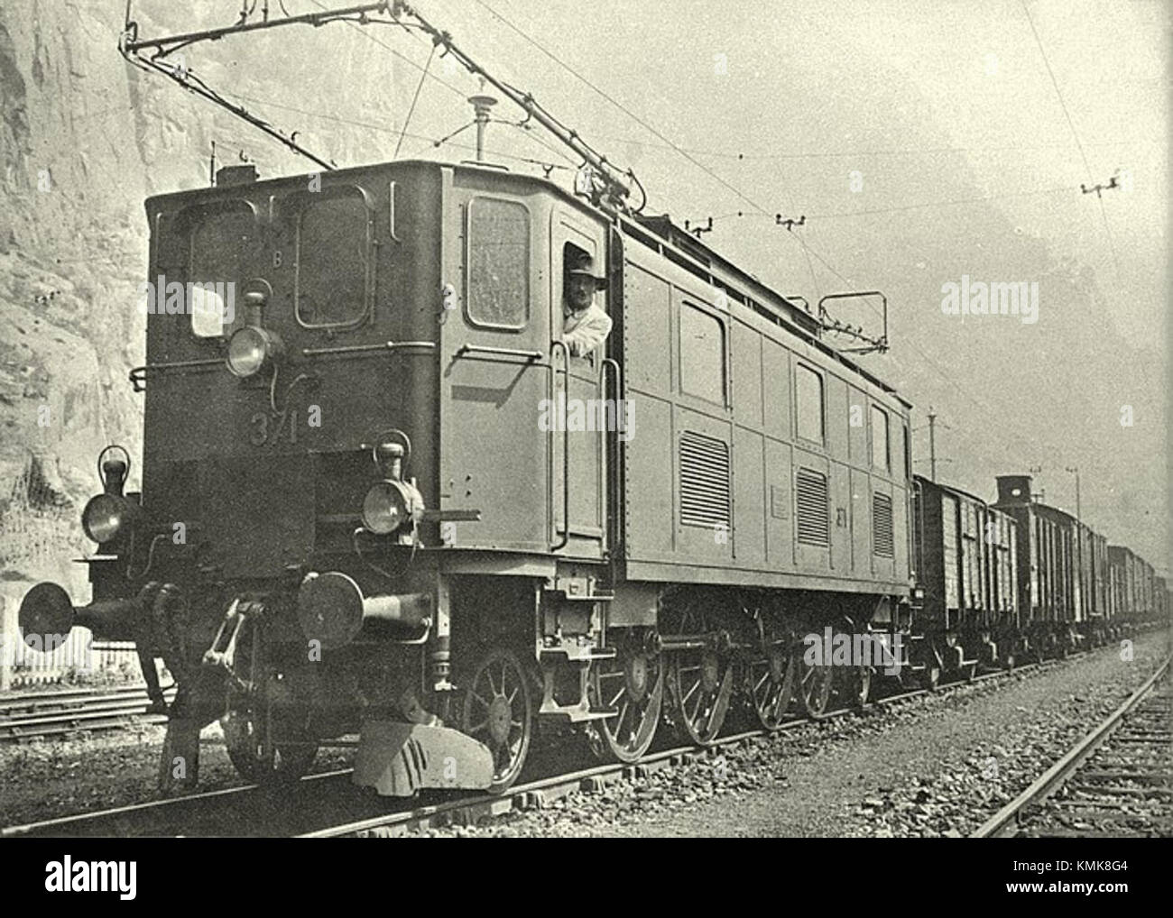 La FFS FB 4-6 371 Iselle è una storica locomotiva svizzera, nota per il suo ruolo nella storia delle ferrovie svizzere e per il suo design che riflette l'ingegneria dei primi anni del XX secolo nei treni europei. Foto Stock
