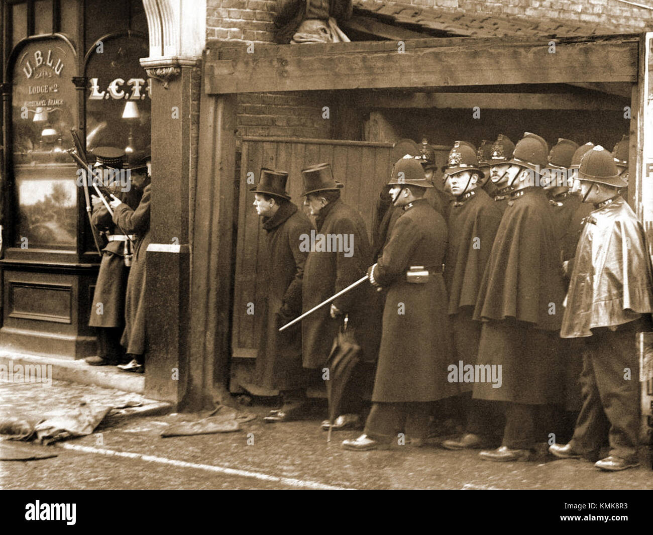 Il coinvolgimento di Winston Churchillâ nell'assedio di Sidney Street nel gennaio 1911 viene catturato in questo momento storico. Churchill, allora Ministro degli interni, fu una figura centrale nella risoluzione della situazione di stallo tra polizia e criminali. Foto Stock