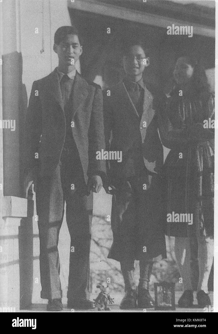 Questa fotografia storica del 1944 cattura la famiglia reale tailandese: Re Ananda Mahidol, re Bhumibol Adulyadej e principessa Galyani Vadhana. Riflette il significato della famiglia reale nella storia della Thailandia del XX secolo. Foto Stock